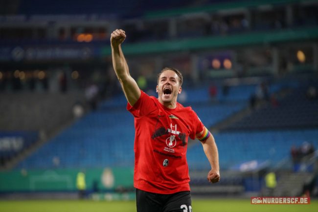 SC Freiburg-Kapitän Christian Günter beim Jubel mit den Fans