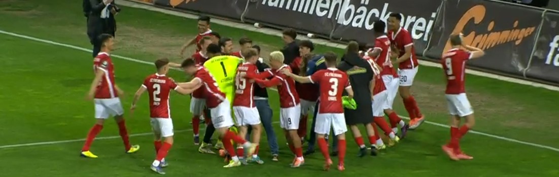 SC Freiburg U23 bejubelt den Klassenerhalt.